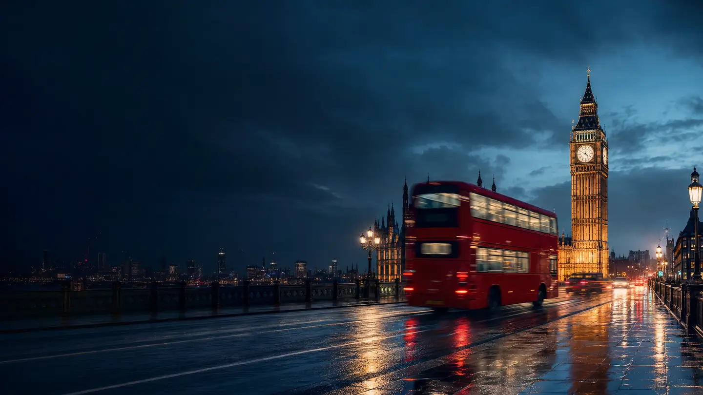 Londra di sera con autobus rosso e Big Ben, atmosfera del percorso di inglese DeckLearn